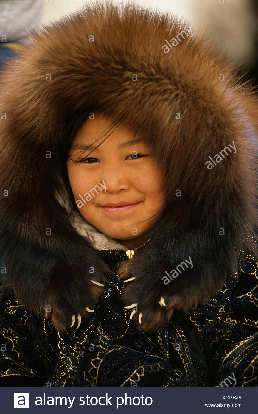 Inupiat Eskimo Madchen Parka Wolverine Ruff Portrat Stockfotografie Alamy