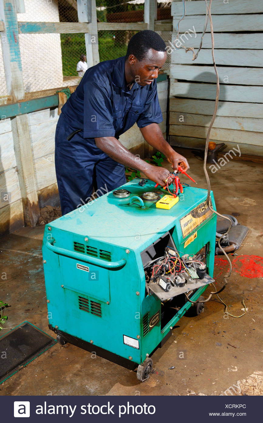 Mechaniker Reparieren Ein Notstromaggregat Krankenhaus Manyemen Kamerun Afrika Stockfotografie Alamy