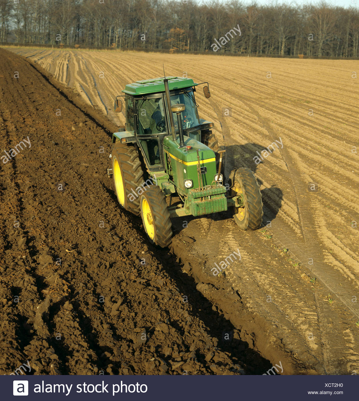 Einen Alten John Deere Traktor Ein Feld Pflugen Im Winter Im Abendlicht Mit Niedrigen Schatten Stockfotografie Alamy