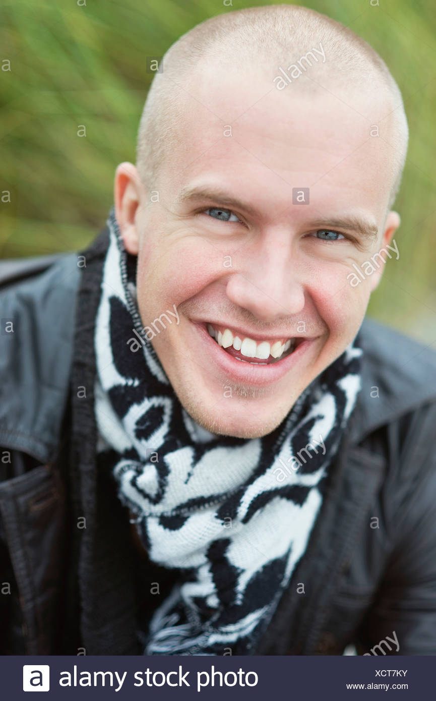 Mann mit rasierten Kopf, Blick in die Kamera Stockfoto