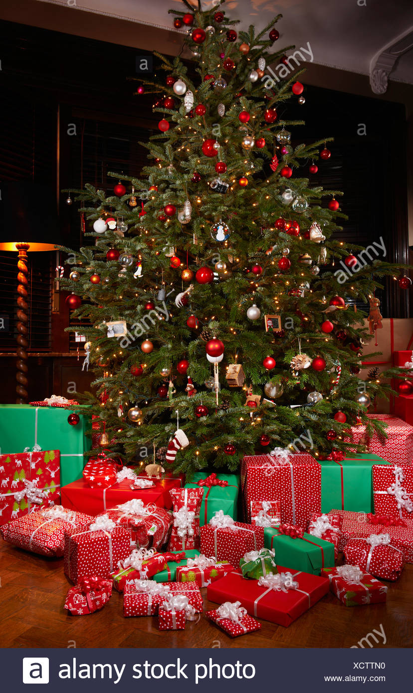 Weihnachtsgeschenke Unter Baum Stockfotografie Alamy