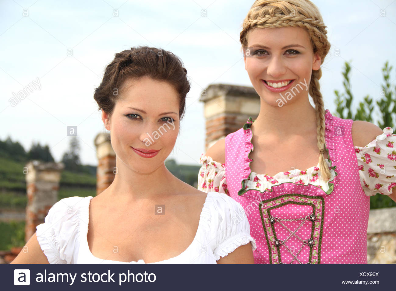 Frau Frauen Geflochten Geflochten Dirndl Frau Blau Frauen Bluse Zopf Stockfotografie Alamy