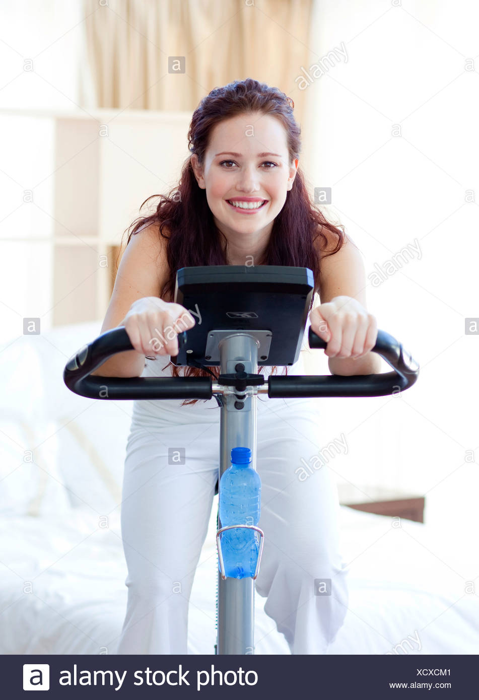 Frau Spinning Bike Zu Hause Zu Tun Stockfoto Bild 283322481 Alamy