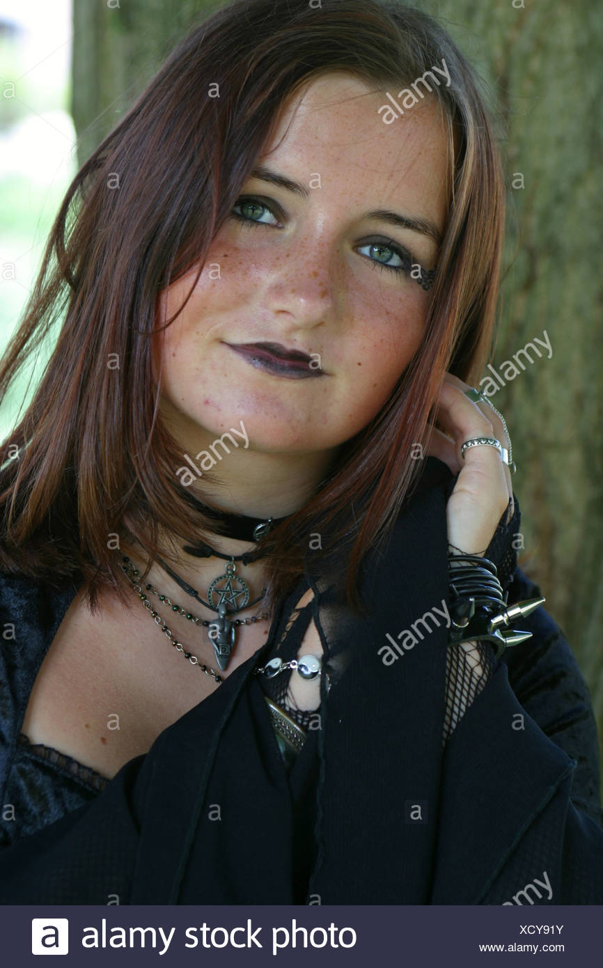 Teen Goth Ernst Portrat Blick Auf Die Kamera Tragen Schwarze Kleidung Schwarze Schmuck Und Gothic Make Up Stockfotografie Alamy