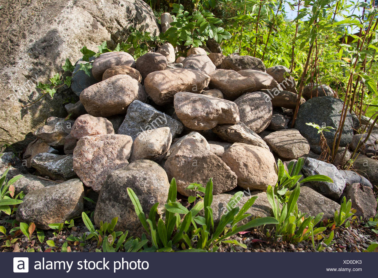 Haufen Von Steinen In Einem Garten Lebensraum Fur Tiere Deutschland Stockfotografie Alamy