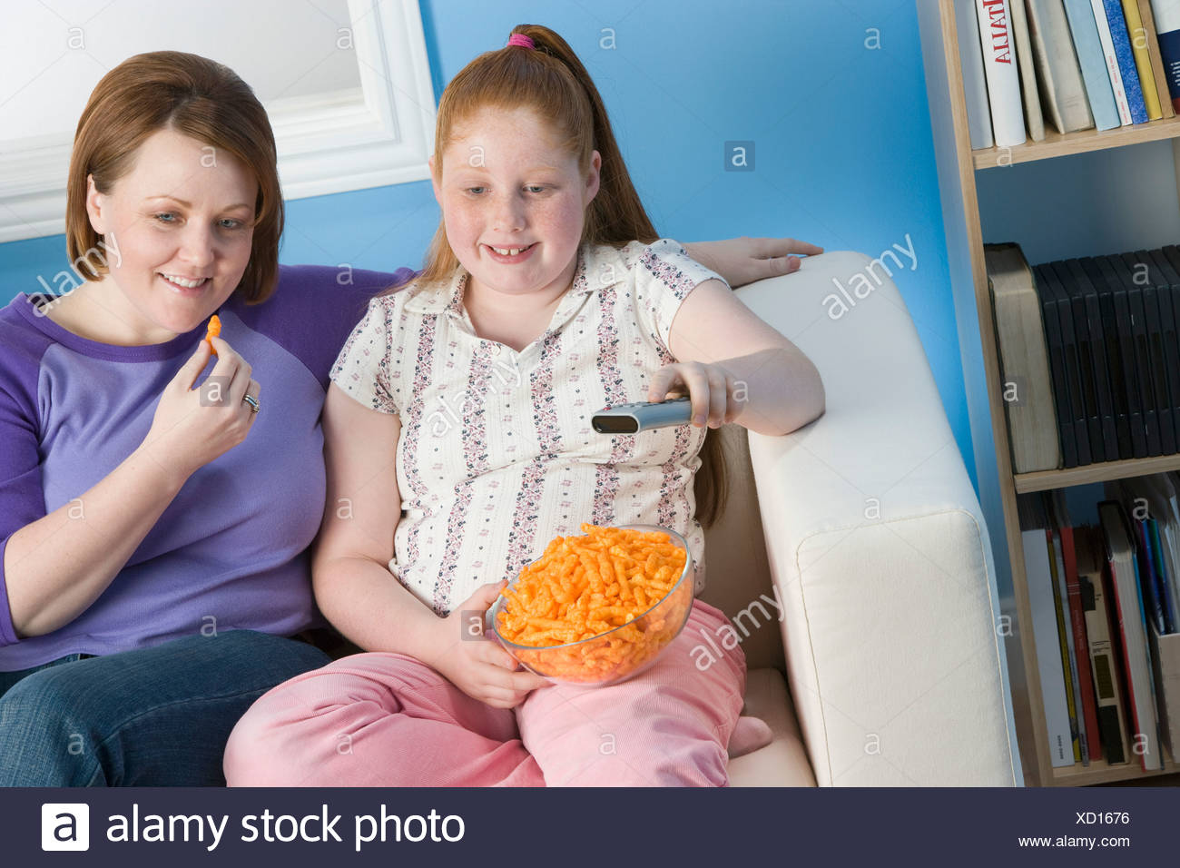 Ubergewichtige Madchen Und Mutter Vor Dem Fernseher Auf Sofa Stockfotografie Alamy