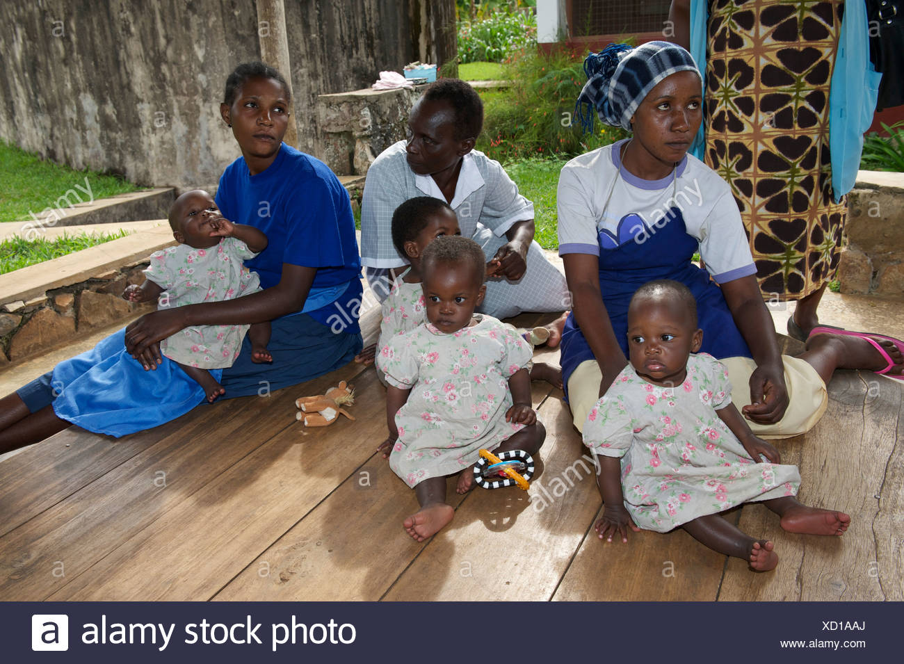Sauglinge Und Kinder Krankenschwestern In Einem Waisenhaus In Der Nahe Von Bukoba Tansania Afrika Stockfotografie Alamy