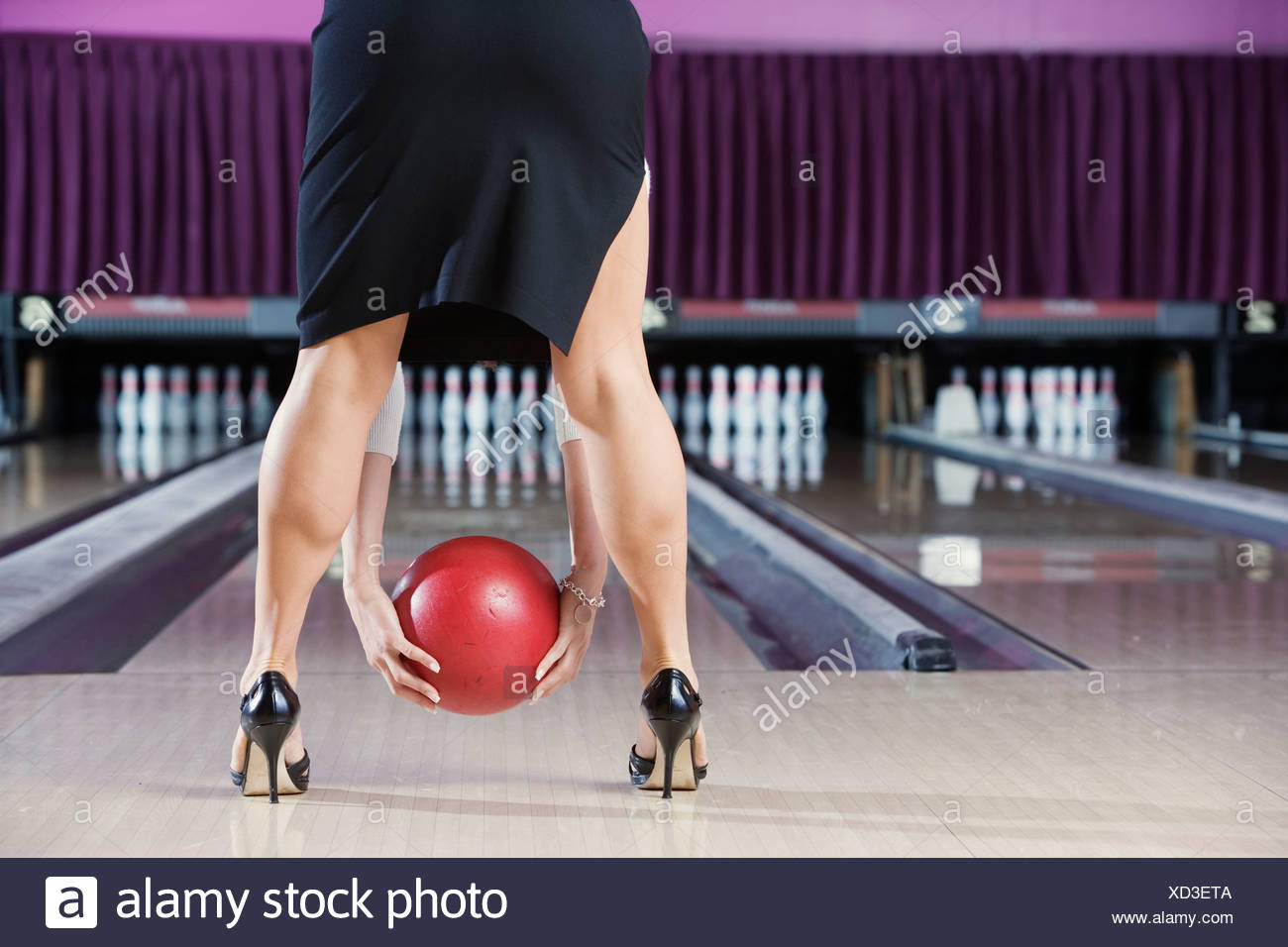 Women Bend Skirt Stockfotos & Women Bend Skirt Bilder Alamy Womanin Highheels bücken mit Bowling Kugel Stockfoto, Bild