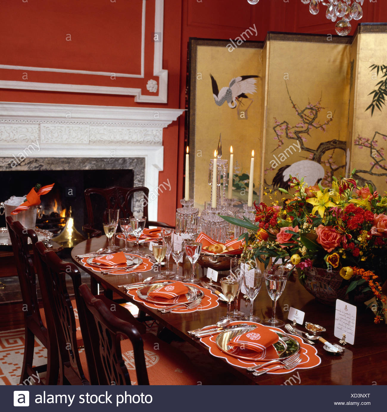 Frische Blumen Arrangement Und Orange Leinen Auf Tisch In Rot Esszimmer Mit Gold Chinesische Bildschirm Stockfotografie Alamy