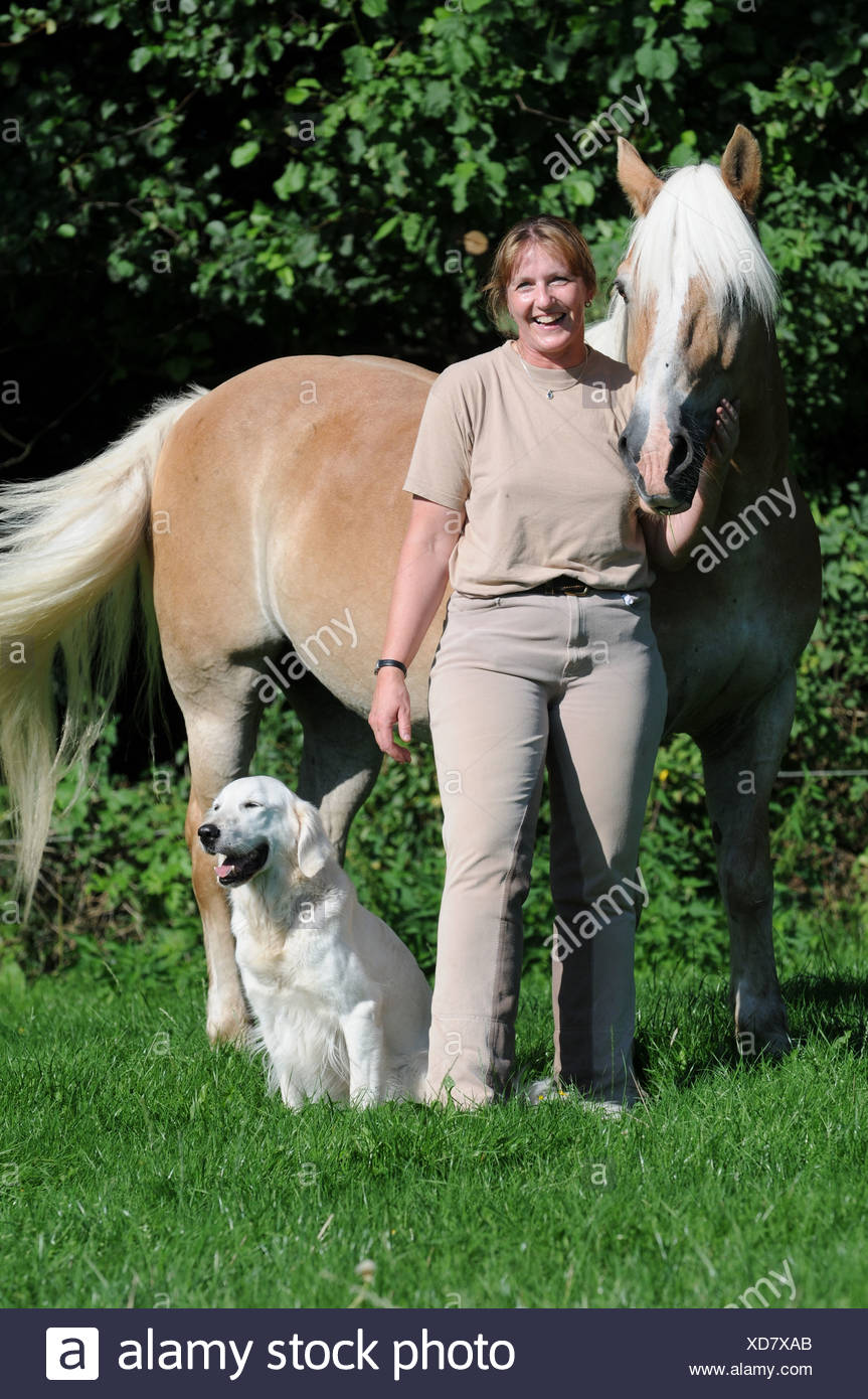 frau mit pferd und hund stockfotografie alamy