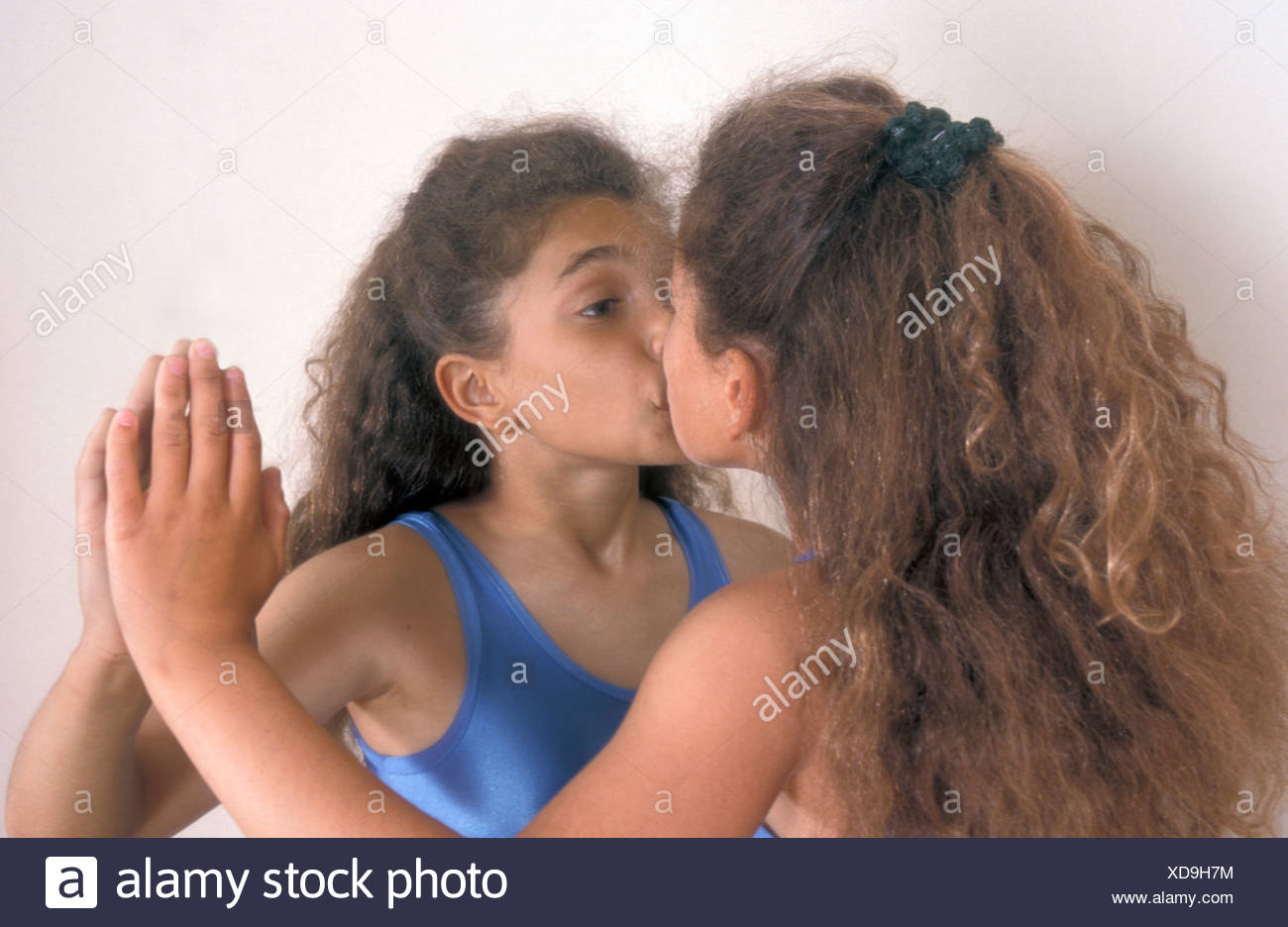 Hubsches Madchen Kussen Sich Selbst Im Spiegel Stockfotografie Alamy