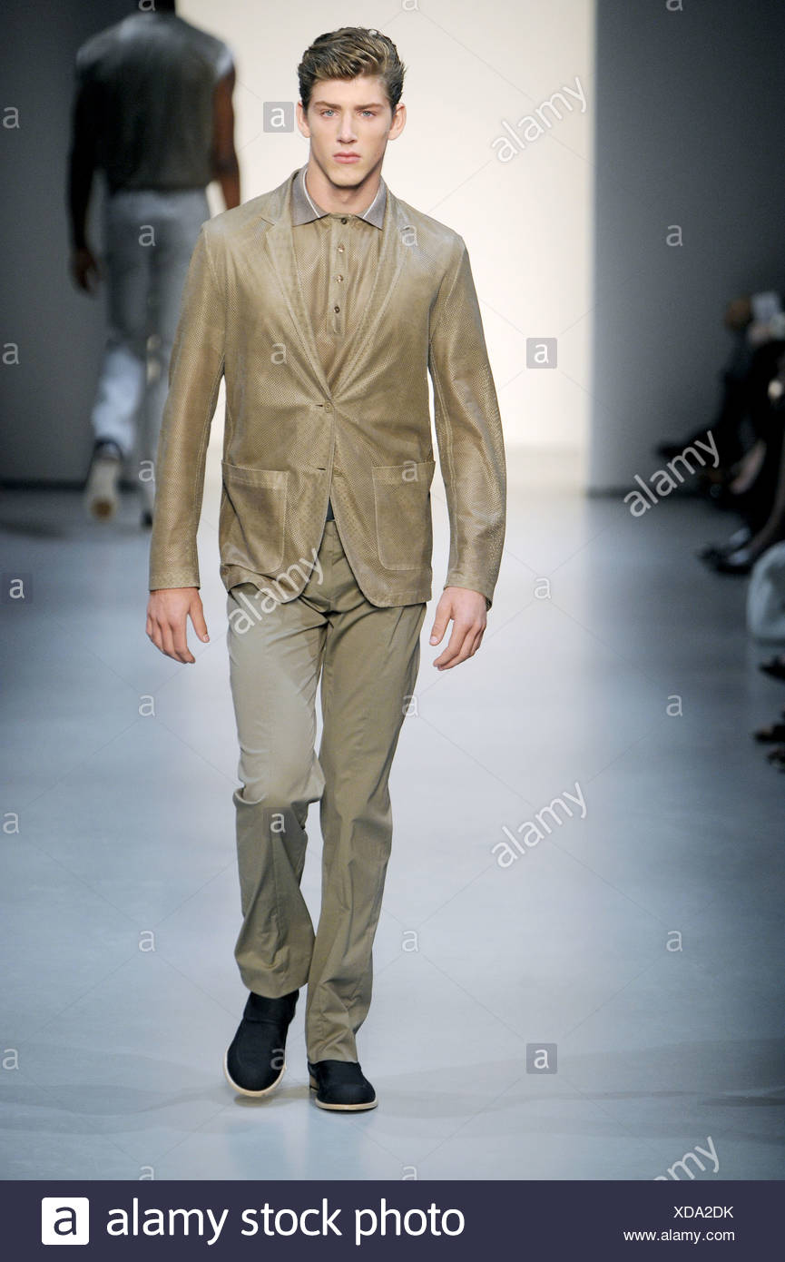 Calvin Klein Mailand bereit zu tragen Frühling Sommer männlichen in braun  und Beige casual Hosen Anzug Stockfotografie - Alamy
