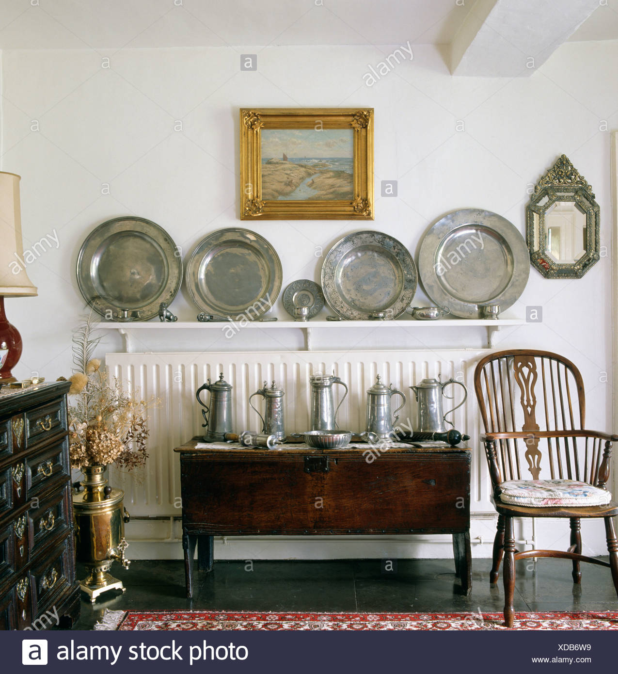 Antike Windsor Stuhl und Eichen Truhe mit Zinn Krüge unten Sammlung von  Zinnteller Regal über Heizkörper im Speisesaal Stockfotografie - Alamy