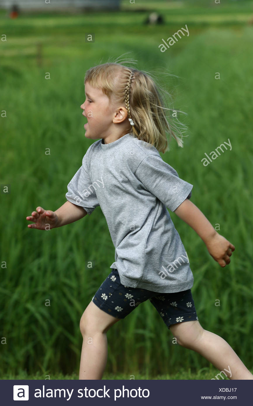 Kind Lauft Seitenansicht Stockfoto Bild 283612035 Alamy
