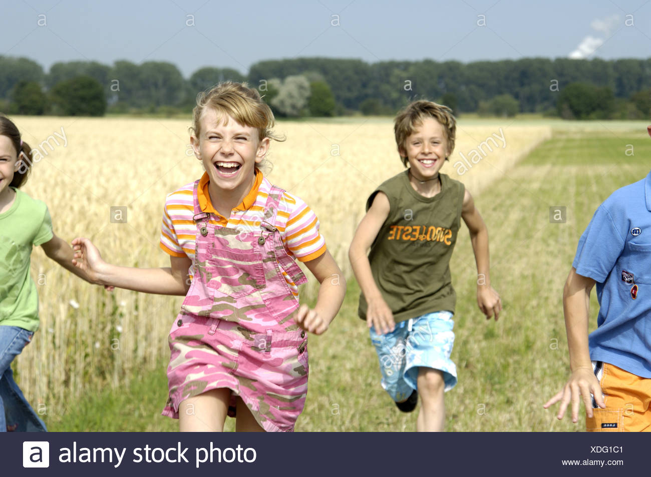 Kinder Wiese Laufen Frohlich Detail Serie Menschen 8 10 Jahre Freunde Freundschaft Madchen Junge Bewegungsaktivitat Lauft Spass Freude Stockfotografie Alamy