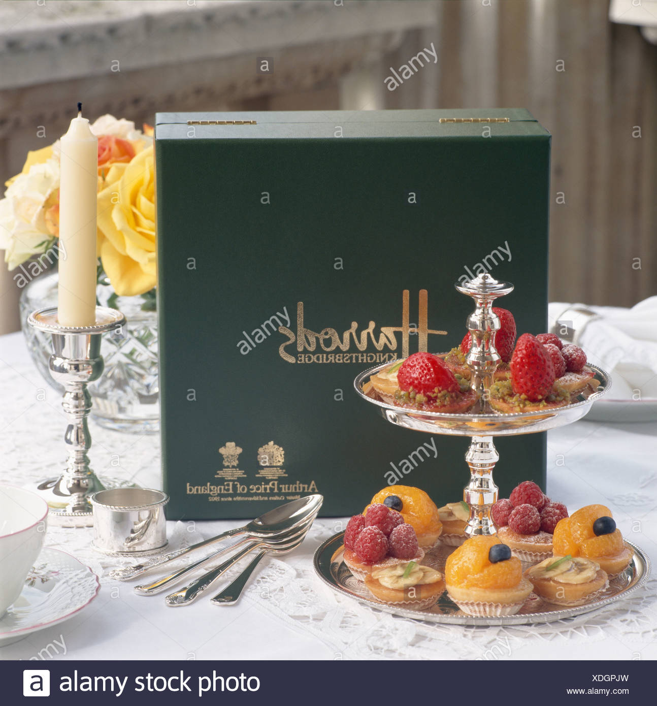 Nahaufnahme Von Kuchen Und Geback Auf Silber Etagere Auf Tisch Im Harrod S Restaurant In London Stockfotografie Alamy