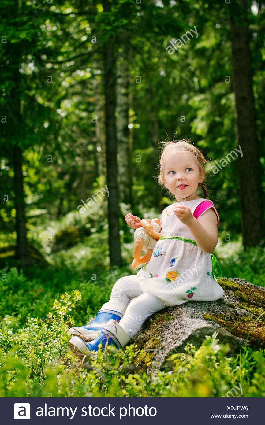 Finnland, Paijat-Hame, Mädchen (2-3) mit Puppe im Wald spielt Stockfoto