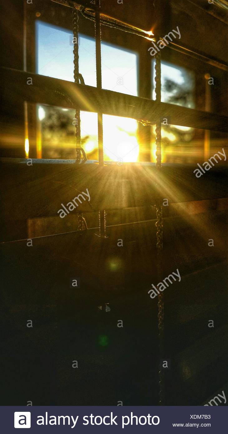 Sonneneinstrahlung Durch Fenster In Einem Dunklen Raum Stockfotografie Alamy