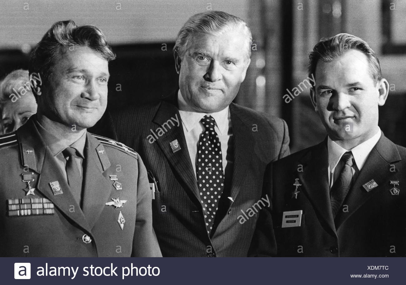 Braun, Wernher von., 23.3.1912 - 16.6.1977, US-amerikanischer Physiker deutscher Geburt, mit Kosmonauten Valeri Kubassow und Anatoli Filipchenko, Kongress des Interational Astronautical Federation, Wien, 10.10.1972, Stockfoto