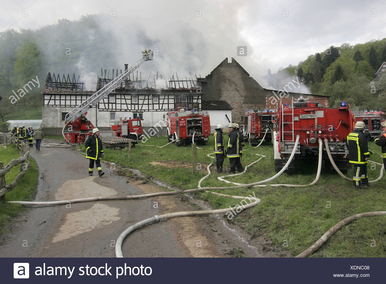 Ger Heppenheim Ober Hambach 28 04 06 Feuersbrunst Feuerwehr Bekampfung Der Feuersbrunst Brand Bauernhof Stockfotografie Alamy