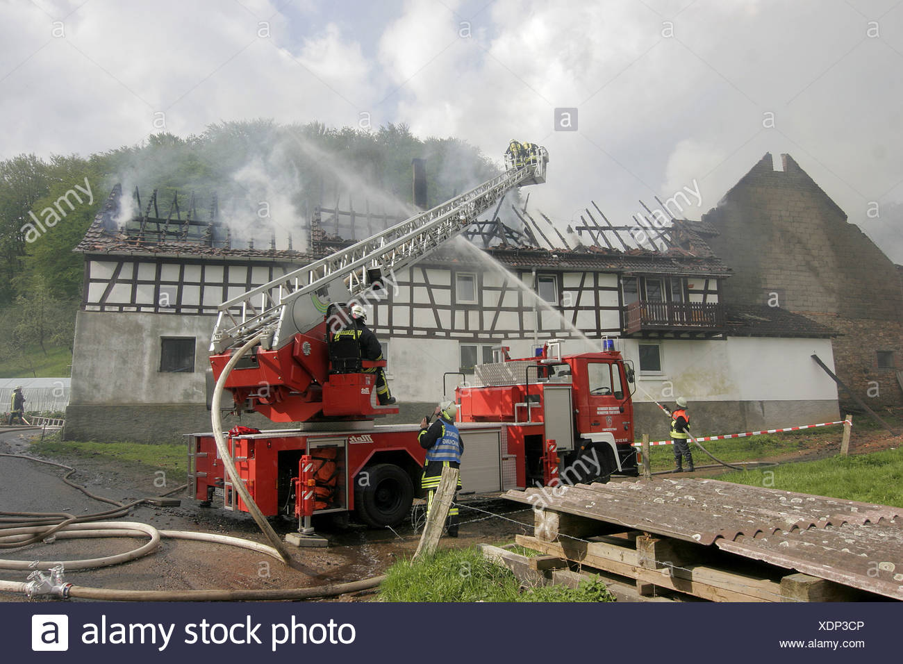 Ger Heppenheim Ober Hambach 28 04 06 Feuersbrunst Feuerwehr Bekampfung Der Feuersbrunst Brand Bauernhof Stockfotografie Alamy