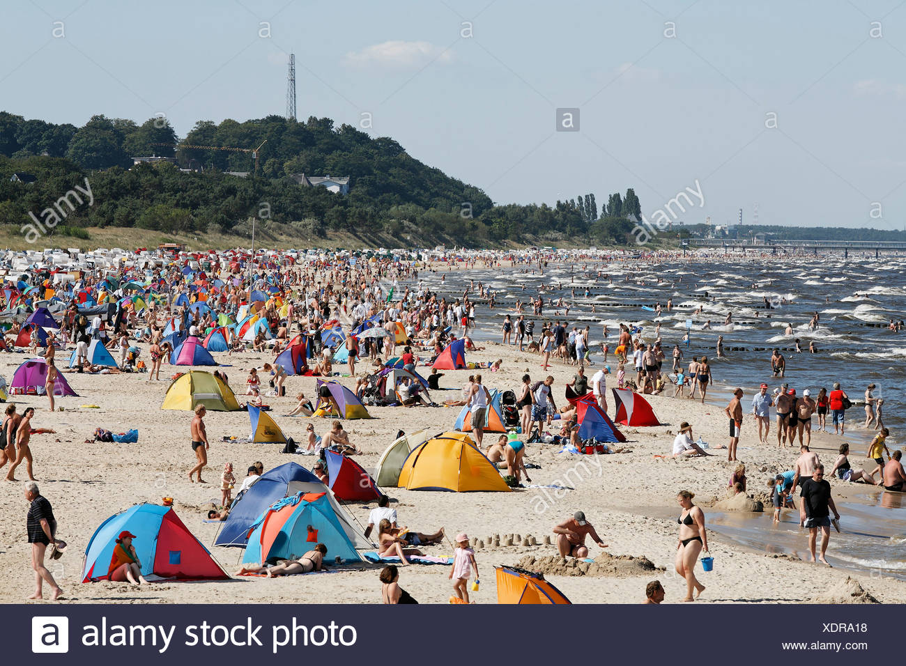 Ostsee Strand Im Sommer Viele Leute Windschutz Zelte Bansin Resort Insel Usedom Mecklenburg Vorpommern Stockfotografie Alamy