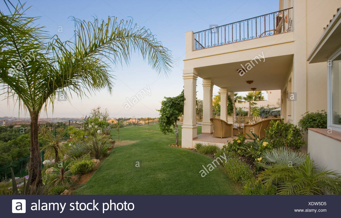 Palme Und Liegewiese Im Garten Der Moderne Spanische Villa Mit