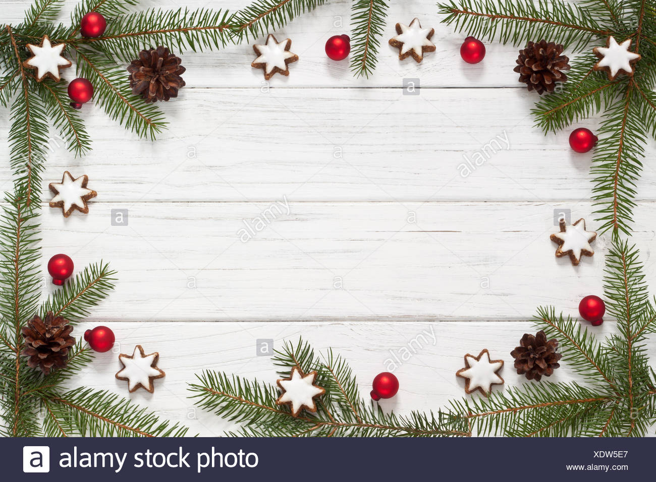 Weihnachtlicher Rahmen aus Tannenzweigen Und Zimtsternen