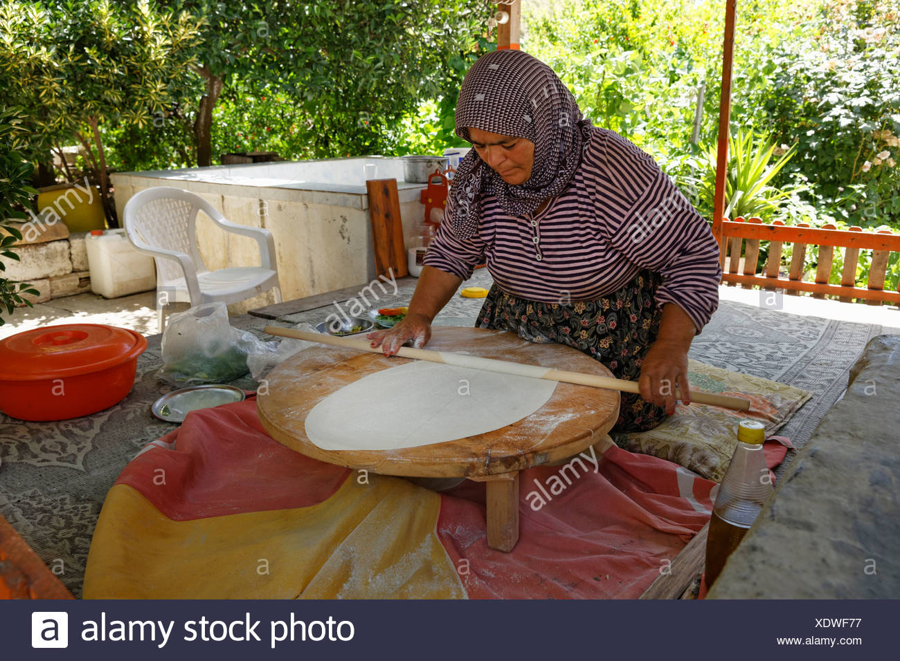 Frau Teig für Goezleme Fladenbrot, Anatolische Küche, Provinz Frau Teig für Goezleme Fladenbrot, Anatolische Küche, Provinz