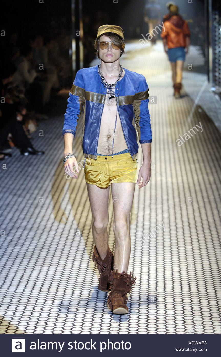 Brunette Fashion Model Walking Runway Stockfotos Und Bilder Kaufen Alamy