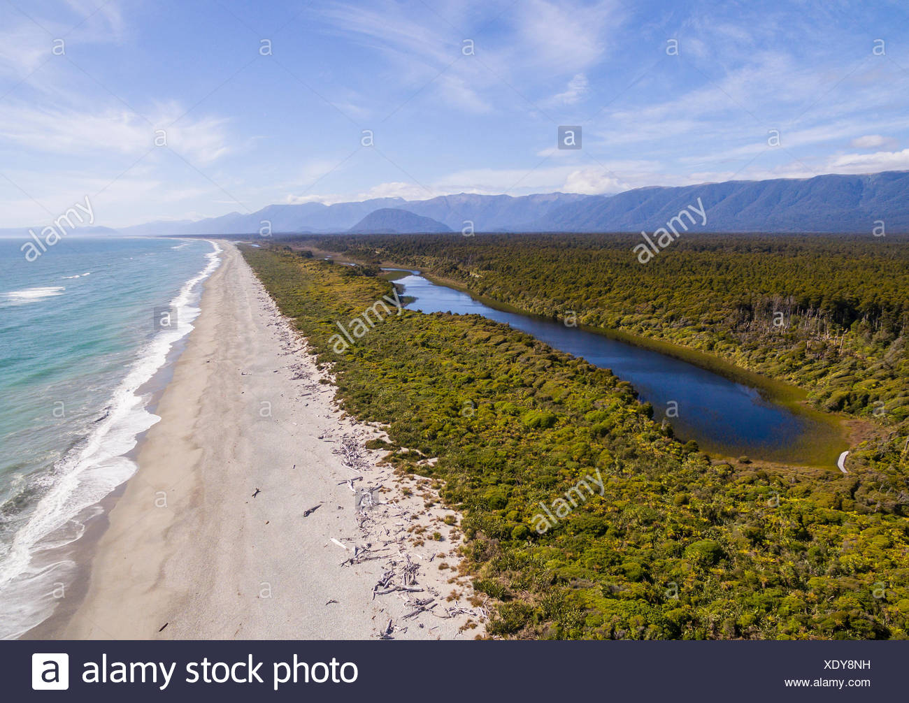 Aerial View, Strand und Küstenblick, moderate Regenwald und See, Südalpen, Ship Creek, Haast, West Coast, New Zealand Stockfoto