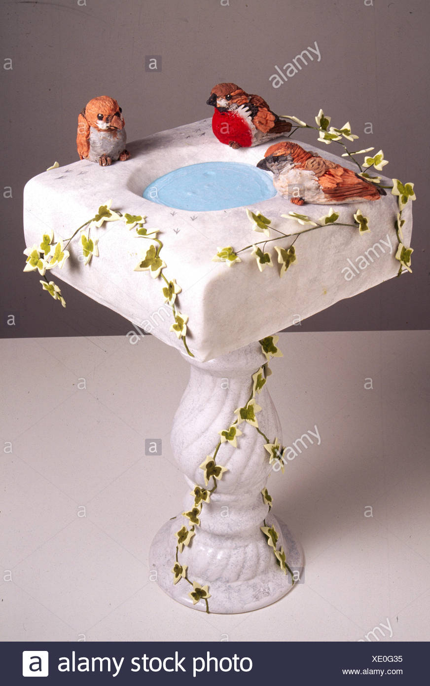 Fertigen Shot Schritt X Schritte Eine Neuheit Vogelbad Kuchen Mit Blumen Wasser Und Vogel Stockfotografie Alamy