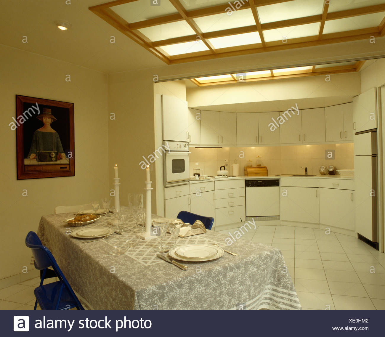Moderner weiße Küche mit Glas verkleidet Beleuchtung in Decke und ... Moderner weiße Küche mit Glas verkleidet Beleuchtung in Decke und ...