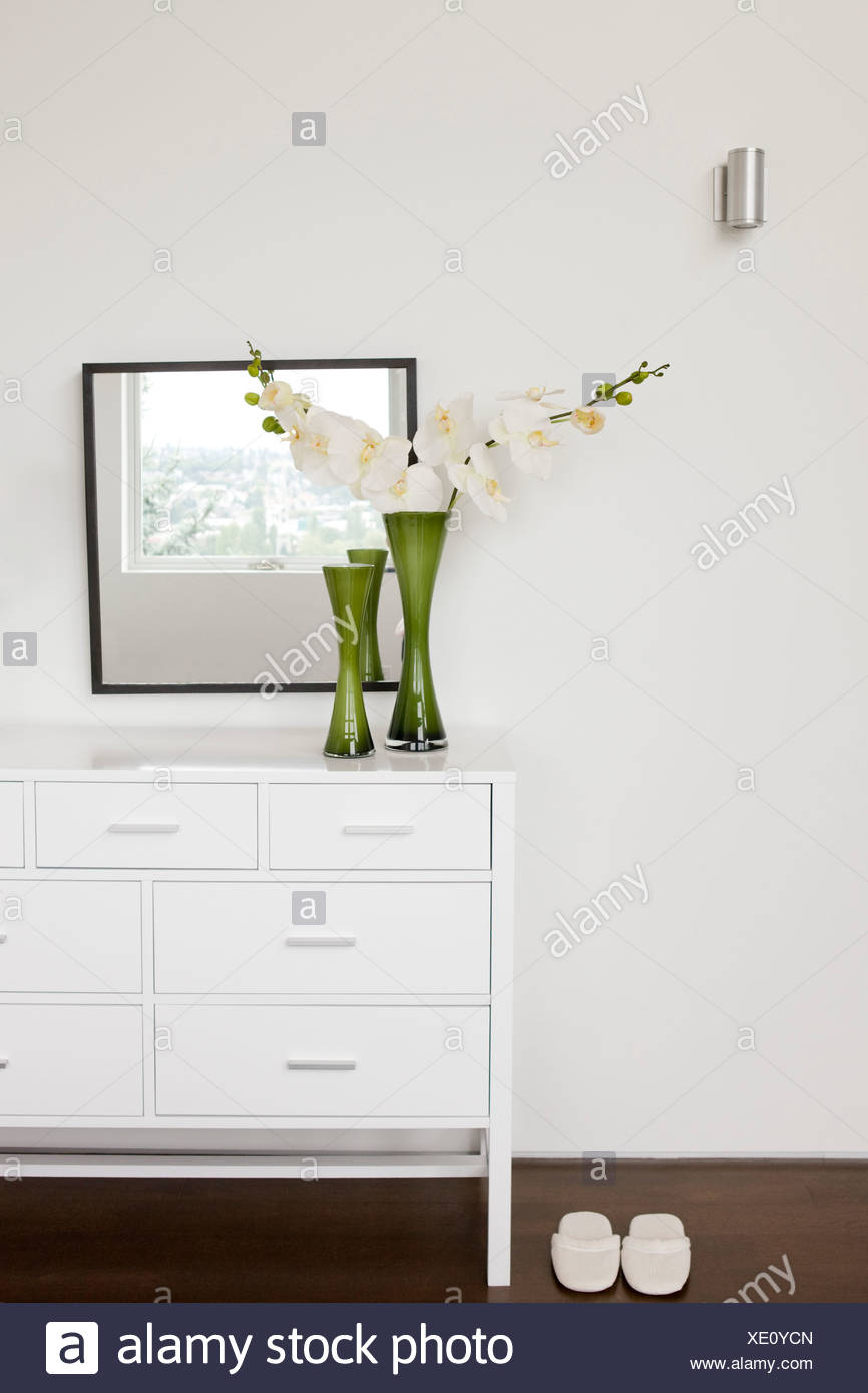 Vase mit Blumen auf Schlafzimmer-Kommode Stockfoto, Bild: 283992597 ... Vase mit Blumen auf Schlafzimmer-Kommode Stockfoto, Bild: 283992597 ...