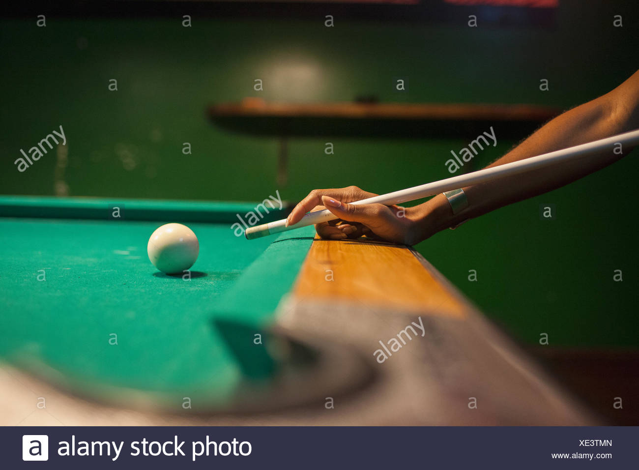 Ein junger Mann, Billard spielen. Stockfoto