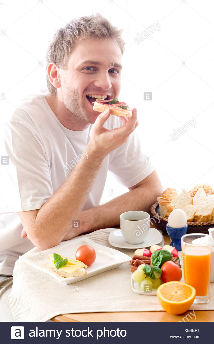 Mann Isst Sandwich Mit Salami Stockfotografie Alamy