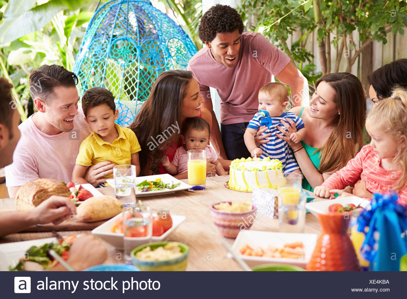 Gruppe Von Familien Feiern Kindergeburtstag Zu Hause Stockfoto