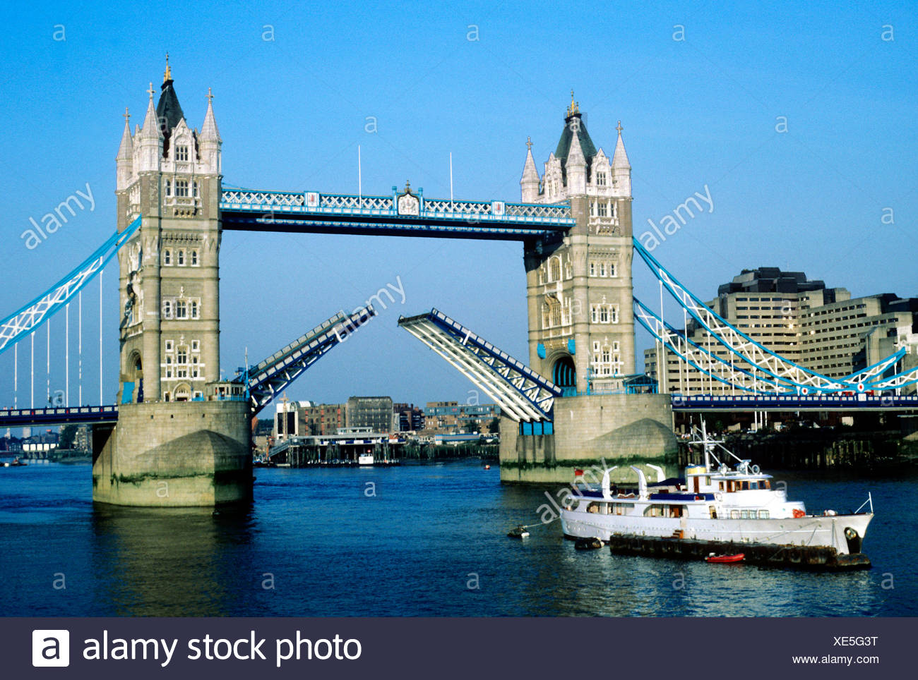 Tower Bridge London Erhohte Offen Geoffnete Offnung England Uk Englisch Brucken Fluss Themse Flusse Stockfotografie Alamy