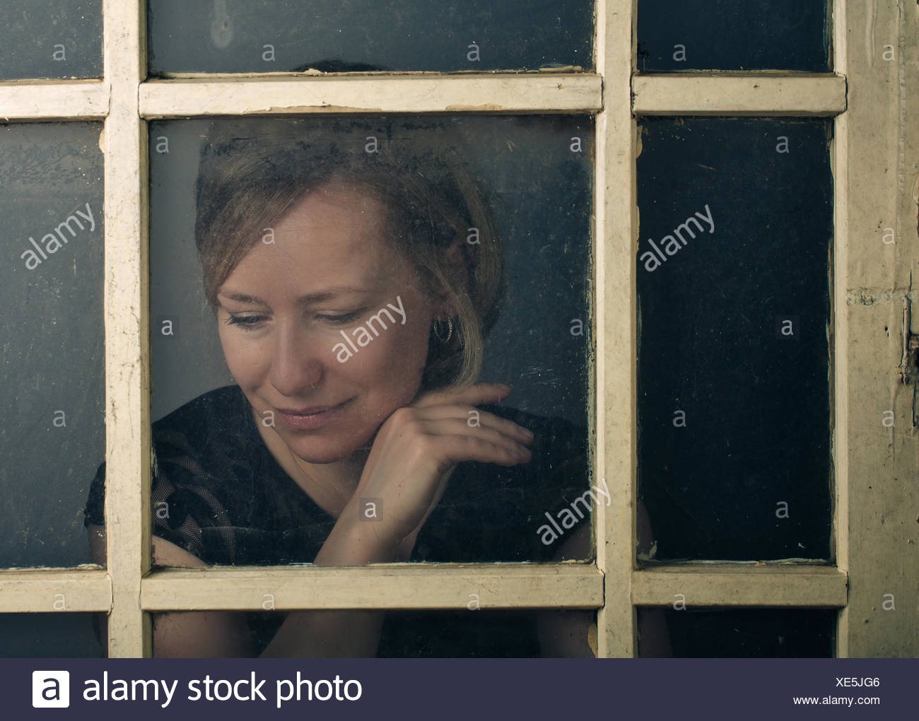 Frau Hinter Fenster Stockfotografie Alamy