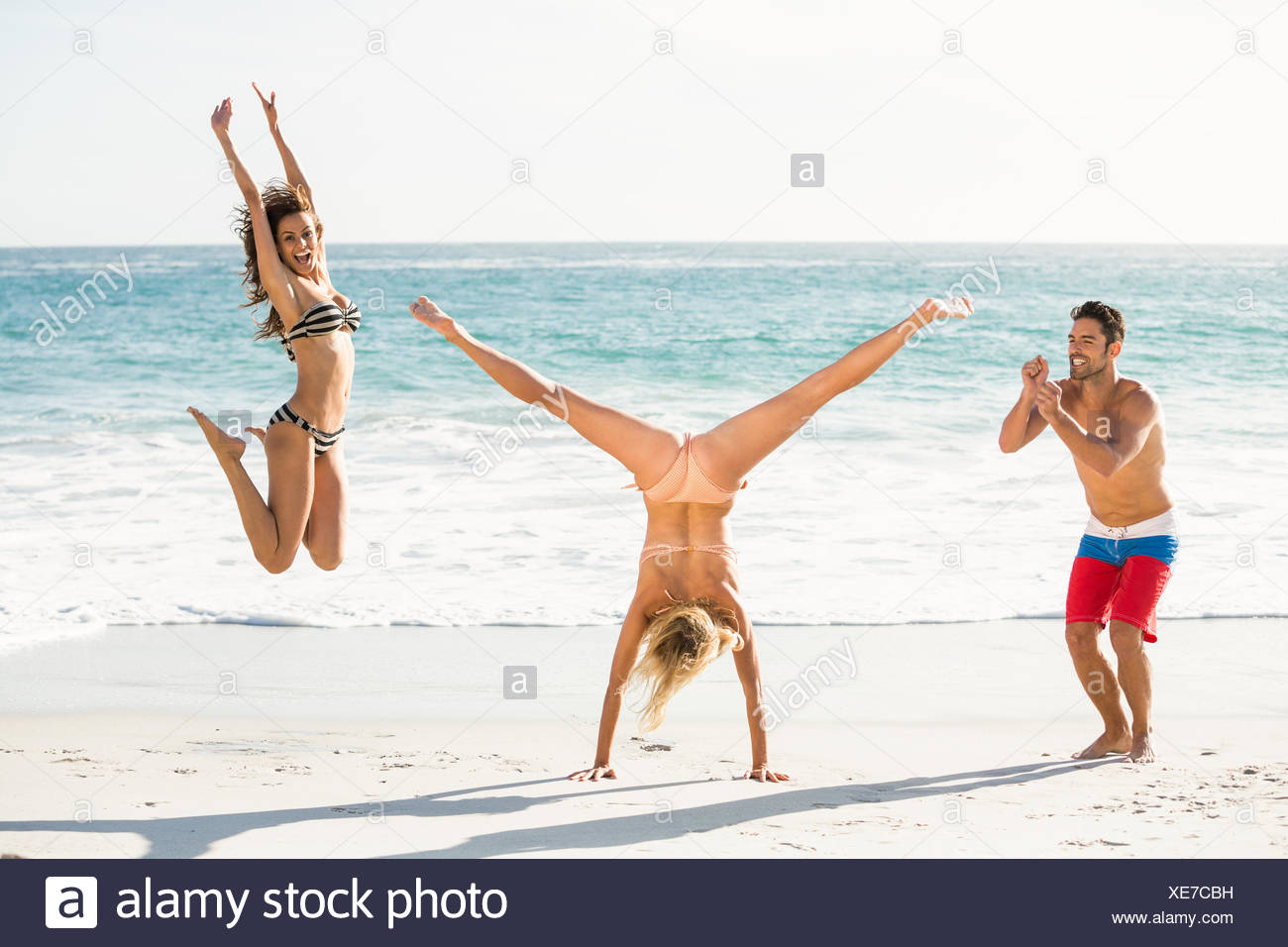 Schone Begeistert Freunde Springen Am Strand Stockfotografie Alamy