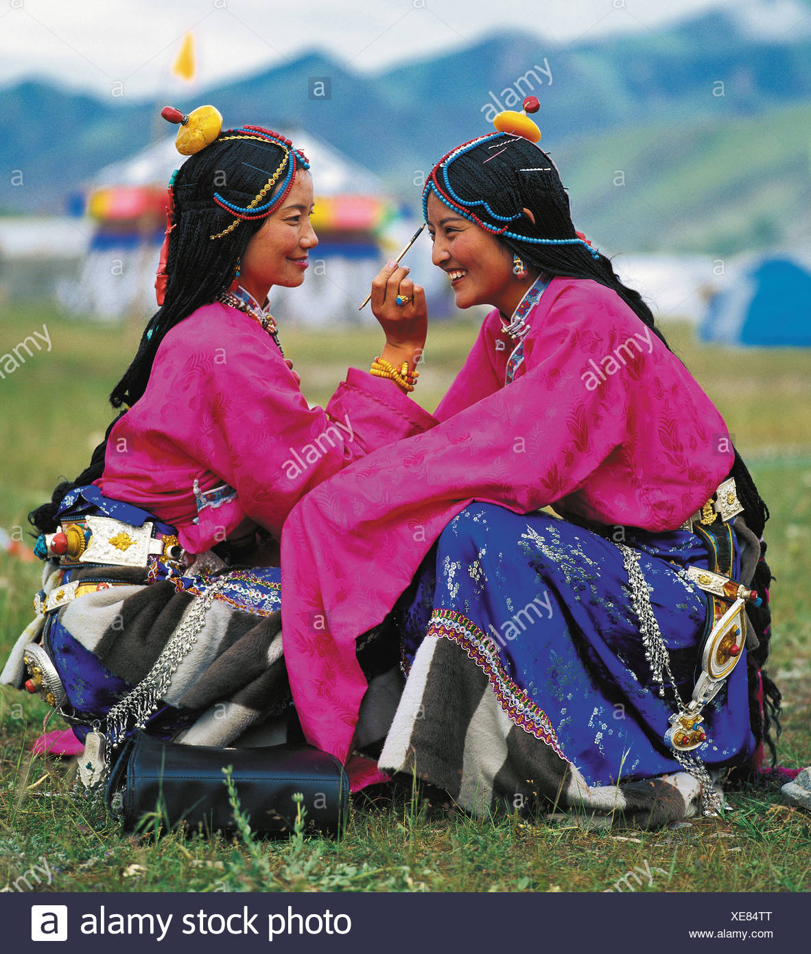 Zwei Frauen In Tibet Stockfotografie Alamy