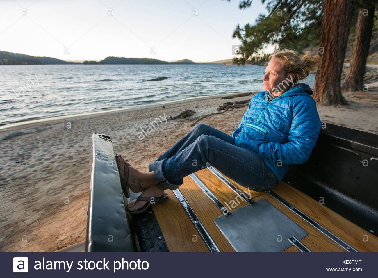 Frau in renovierten Lkw beobachten Sonnenuntergang sitzen, Payette Lake, McCall, Idaho, USA Stockfoto