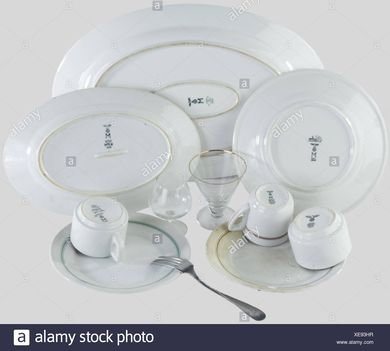 Kriegsmarine Divers Elements De Service De Mess Kriegsmarine Comportant Deux Plats En Porcelaine Blanche Trois Assiettes Dont Une Abimee Trois Tases Deux Verres Du Service De Baliage Du Port De Hambourg Un