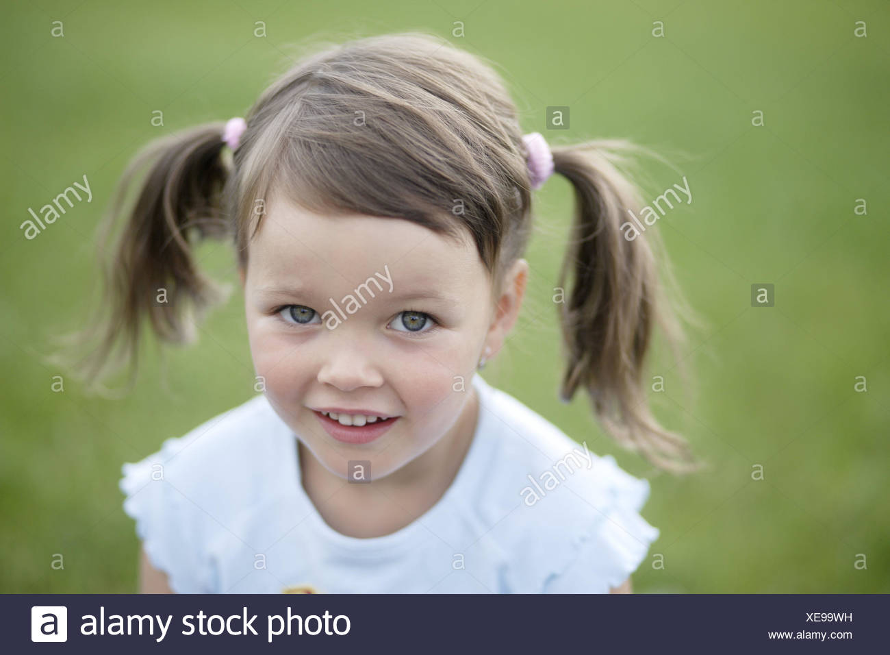 Kind Madchen Sommer Draussen Portrat Kindheit 4 6 Jahre Brunett Zopfen Smile Wiese Garten Unbeschwert Unschuld Kind Portrait Stockfotografie Alamy