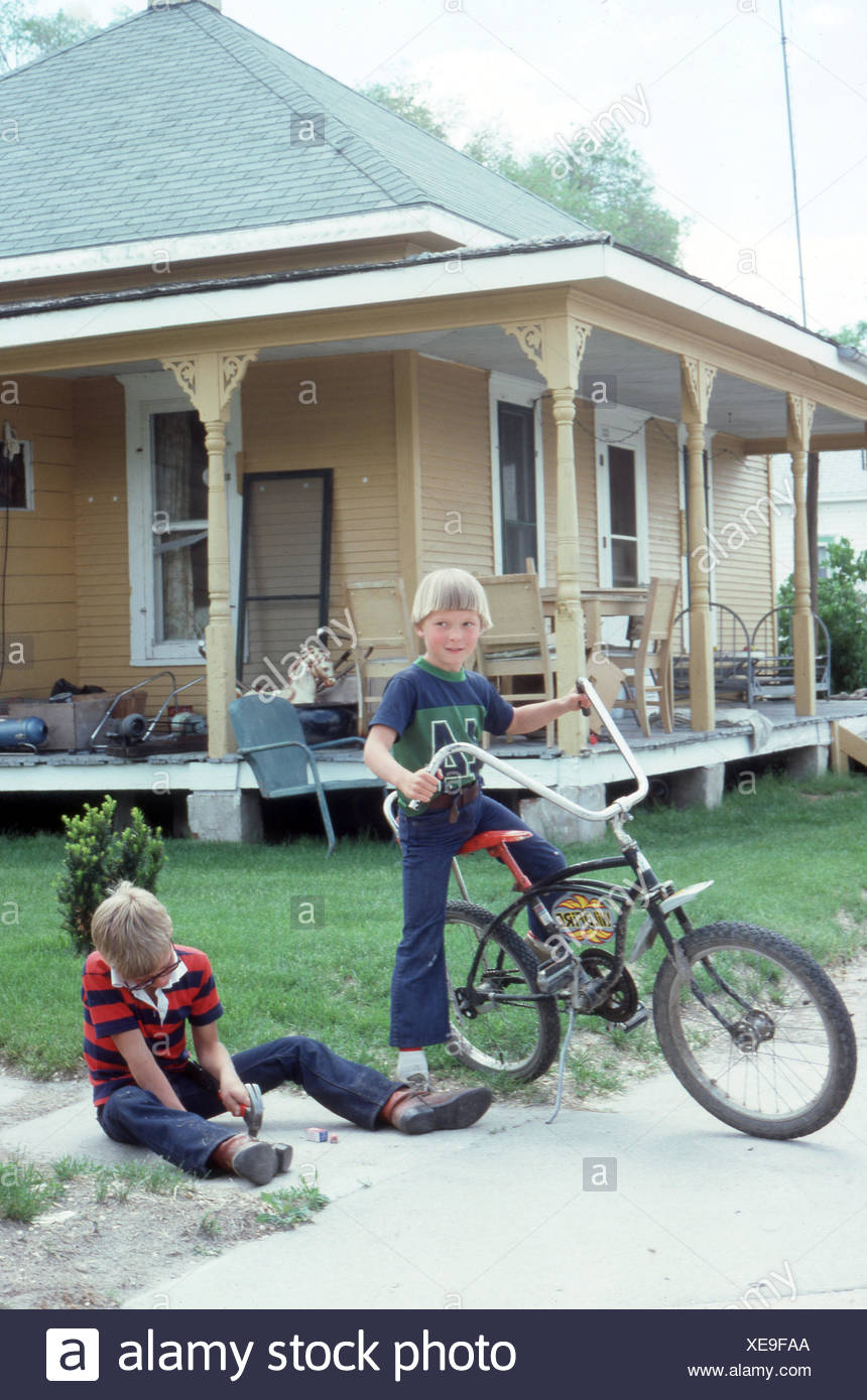 Jungen zusammen in einem 70er mit einem Raleigh Chopper bike vor ... Jungen zusammen in einem 70er mit einem Raleigh Chopper bike vor ...