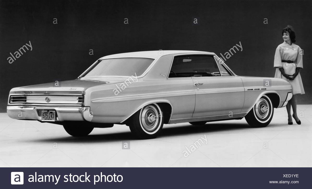 pic 1964 Buick Skylark Coupe https www alamy de junge frau in der nahe von 1964 buick skylark coup image284258002 html