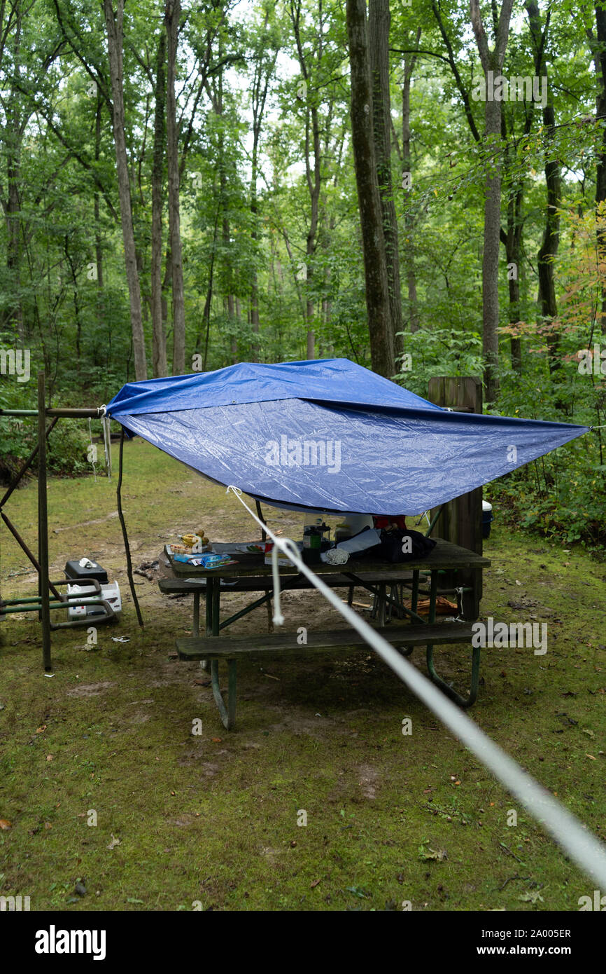 Hecho a mano el abrigo de la lluvia sobre el camping hecho de tablas y lona  Fotografía de stock - Alamy
