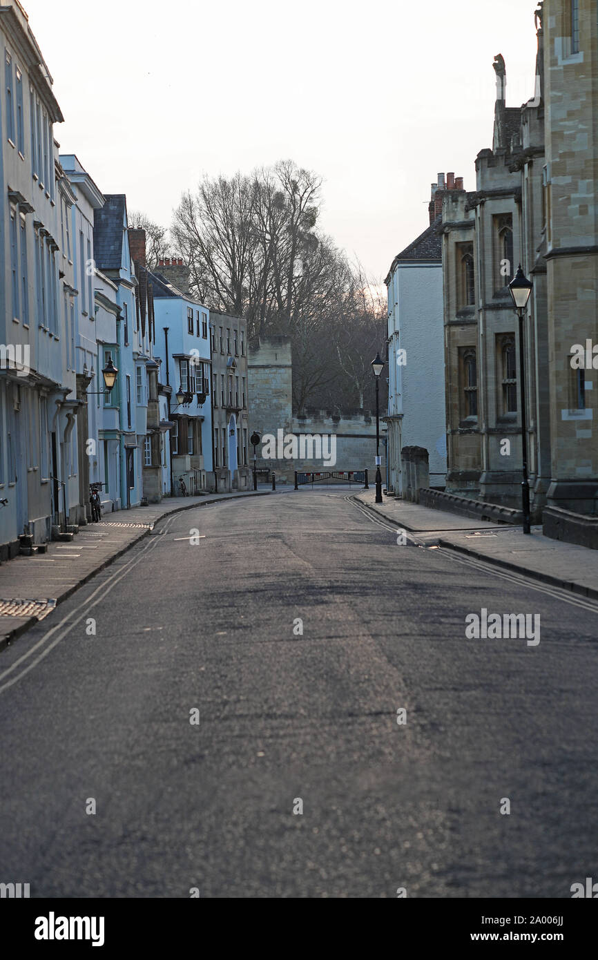 Vista de la antigua calle Holywell en Oxford, Inglaterra, mirando al oriente de Magdalen College. El nuevo Colegio a la derecha y casas tradicionales de la izquierda Foto de stock