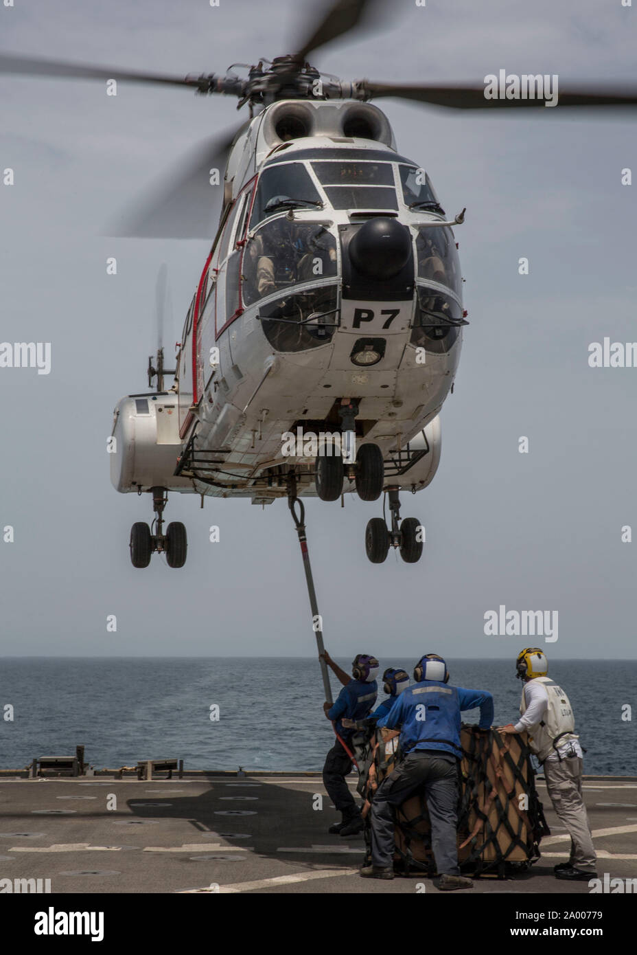 190817-M-QS181-1033 Golfo de Adén (Ago. 17, 2019) un comando de Transporte Marítimo Militar SA-330J Puma sling-carga la carga de la base de aterrizaje anfibio buque USS Harpers Ferry (LSD 49) durante un reabastecimiento vertical en alta mar. El boxeador Amphibious Ready Group y la 11ª Unidad Expedicionaria de los Infantes de Marina están desplegados a la Quinta Flota de EE.UU. zona de operaciones en apoyo de las operaciones navales para garantizar la estabilidad y la seguridad marítima en la Región Central, que conecta el Mediterráneo y el Pacífico a través del Océano Índico occidental y tres estratégicos puntos críticos. (Ee.Uu. Marine Corps foto por CPL. Jason Monty/liberado) Foto de stock