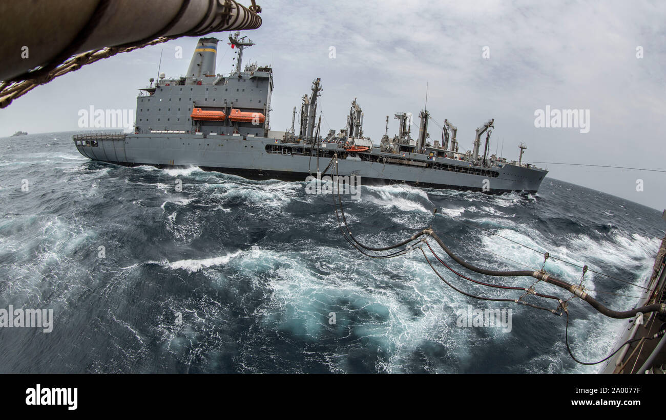 190817-M-QS181-1016 Golfo de Adén (Ago. 17, 2019) La flota de reabastecimiento USNS lubricador de Tippecanoe (T-AO 199) Realiza una reposición en alta mar con muelle anfibio desembarque barco USS Harpers Ferry (LSD 49). El boxeador Amphibious Ready Group y 11th MEU se despliegan en los EE.UU. 5ª Flota de la zona de operaciones en apoyo de las operaciones navales para garantizar la estabilidad y la seguridad marítima en la Región Central, que conecta el Mediterráneo y el Pacífico a través del Océano Índico occidental y tres estratégicos puntos críticos. (Ee.Uu. Marine Corps foto por CPL. Jason Monty/liberado) Foto de stock